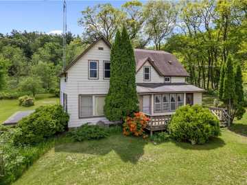 W1300 Pine Road, Eleva